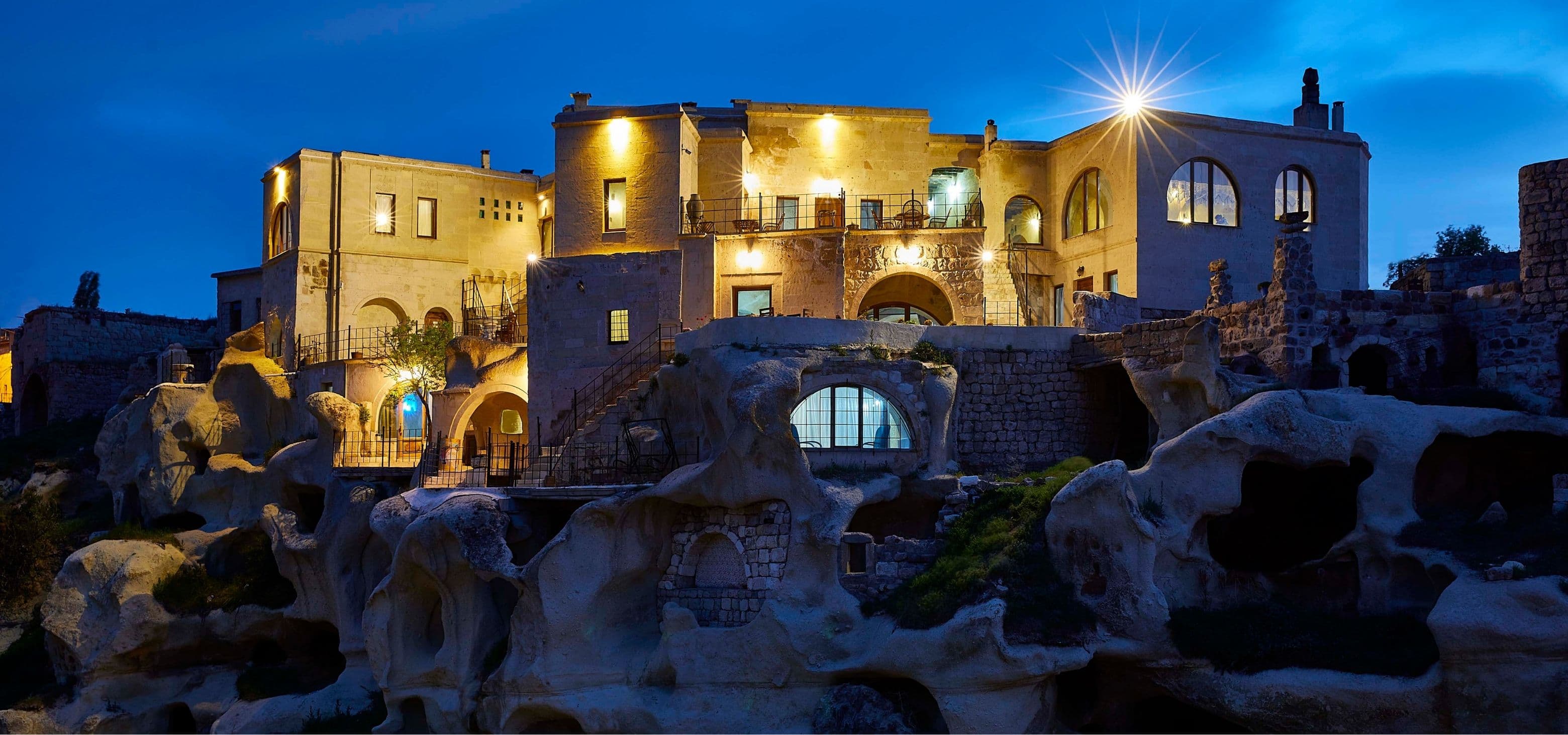 Charm of Cappadocia'nın gündüz, Ayvalı vadisine bakan taş cephesi