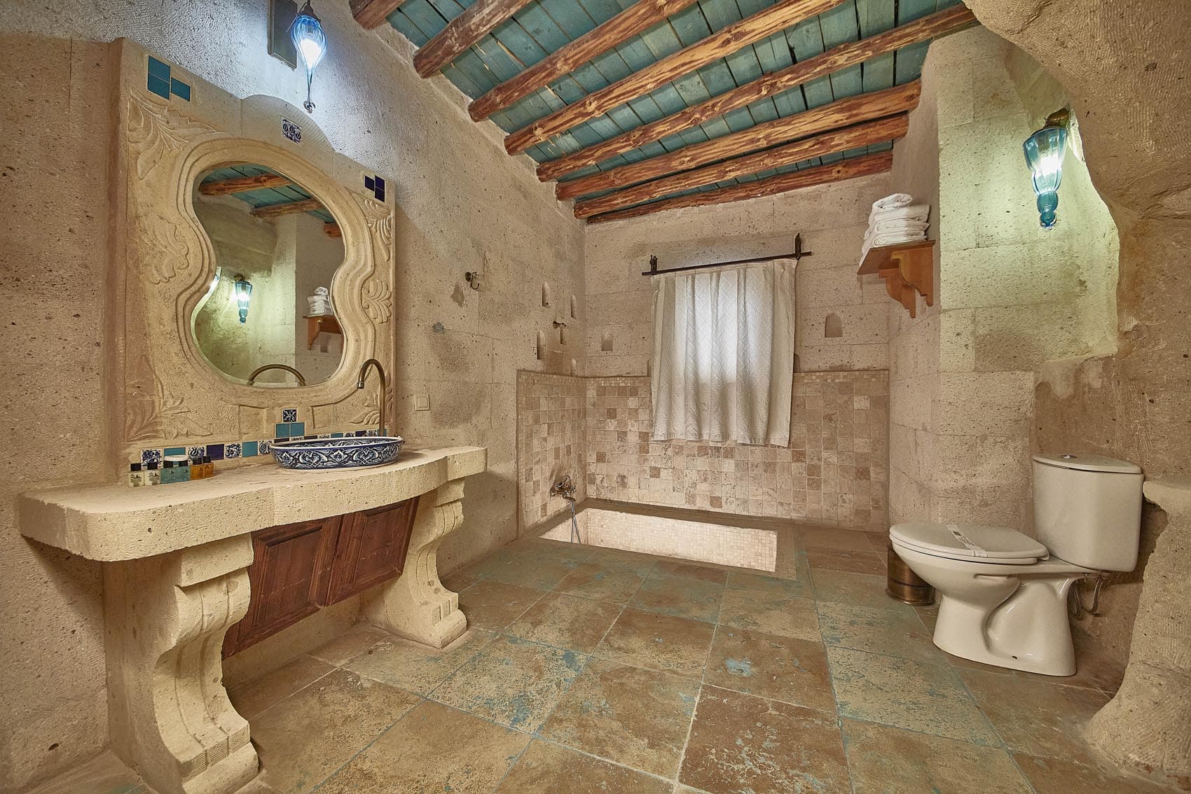 Turkuaz ahşap tavanlı doğal taş banyo