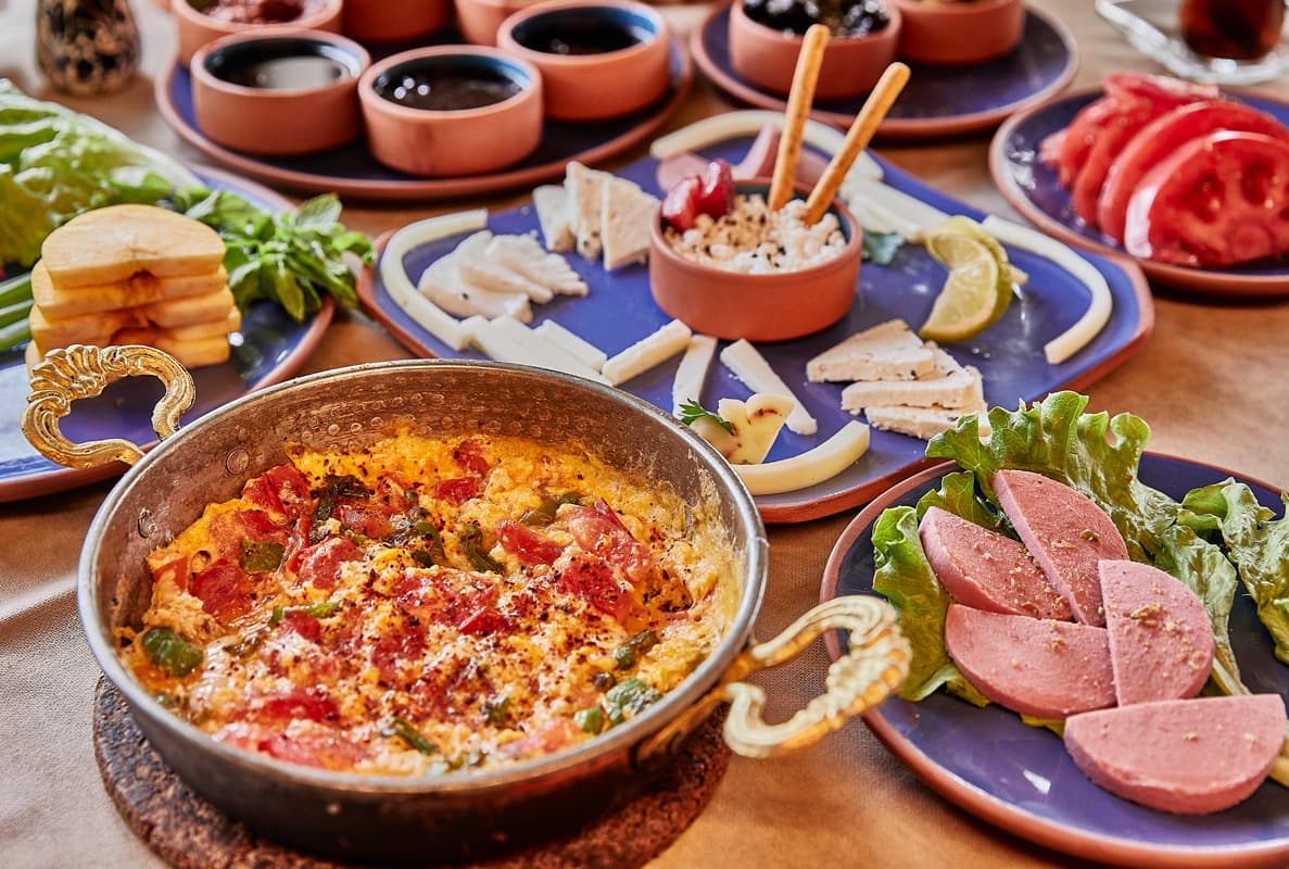 Otel avlusunda gün batımı